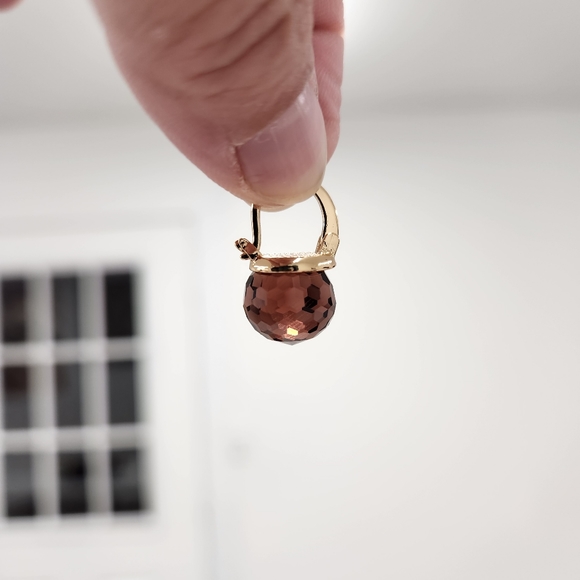 Round, faceted earrings - Picture 2 of 2